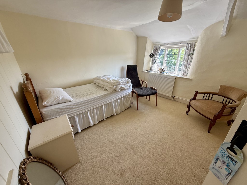 Lot: 90 - SPACIOUS COTTAGE WITH GARDENS FOR UPDATING - Bedroom one